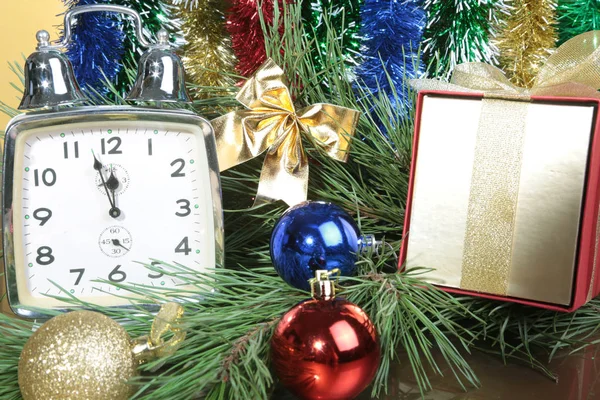 Clock and gift box on christmas background — Stock Photo, Image