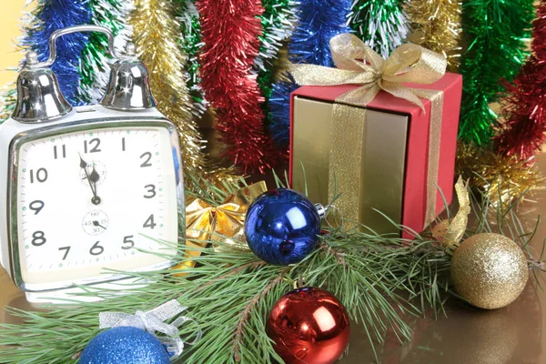 Clock and gift box on christmas background — Stock Photo, Image