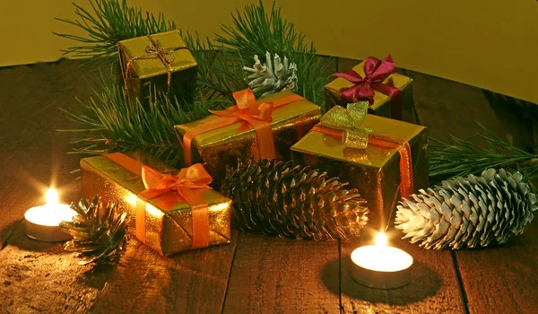 De giften van Kerstmis of Nieuwjaar op houten achtergrond — Stockfoto