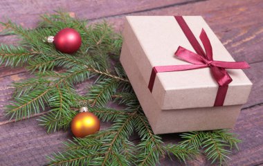 Hediye kutusu ile Noel ağacı ahşap arka plan üzerinde