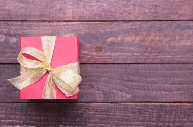 Hediye kutusu ile Noel ağacı ahşap arka plan üzerinde