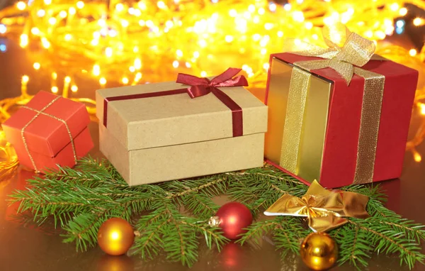 Scatole regalo con palline su sfondo natalizio — Foto Stock