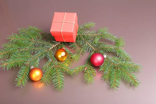 Dárková krabice s vánoční stromeček na pozadí — Stock fotografie