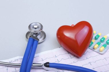 Beyaz arka plan üzerinde izole stetoskop ve kırmızı kalp