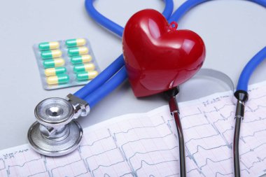 Beyaz arka plan üzerinde izole stetoskop ve kırmızı kalp