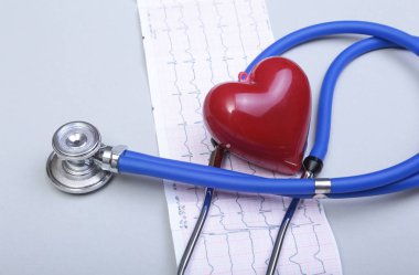 Beyaz arka plan üzerinde izole stetoskop ve kırmızı kalp