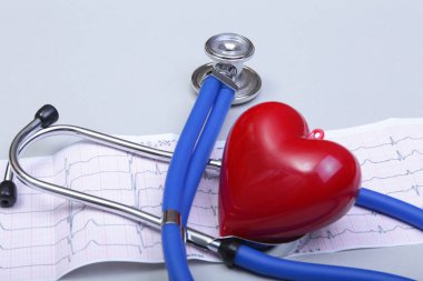 Beyaz arka plan üzerinde izole stetoskop ve kırmızı kalp