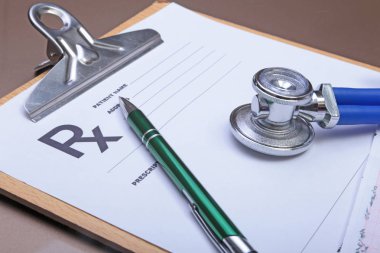 Beyaz arka plan üzerinde izole stetoskop ve kırmızı kalp
