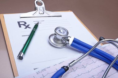 Beyaz arka plan üzerinde izole stetoskop ve kırmızı kalp