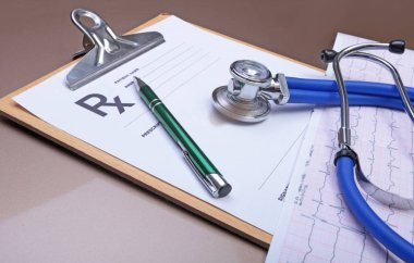 Beyaz arka plan üzerinde izole stetoskop ve kırmızı kalp