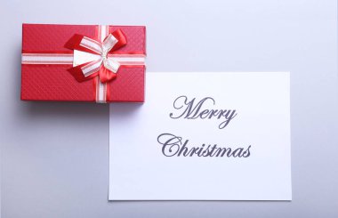 Neşeli Noel metin ile hediye kutuları Beyaz ahşap arka planda, üstten görünüm
