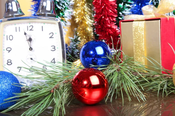 Clock and gift box on a christmas background — Stock Photo, Image
