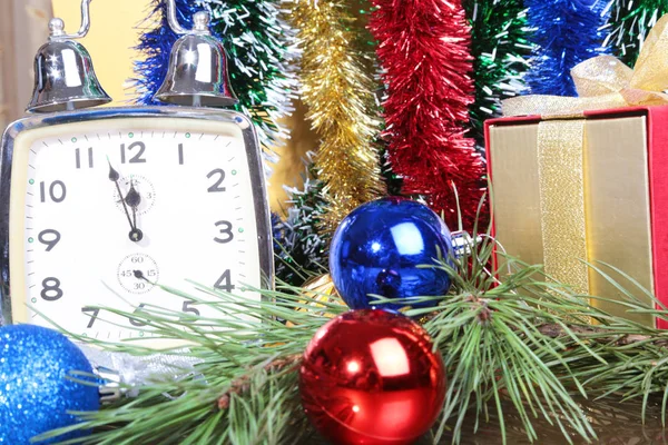 Clock and gift box on a christmas background — Stock Photo, Image