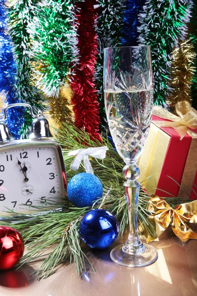 Copa de champán espumoso reloj de vino y caja de regalo en el fondo de Navidad — Foto de Stock