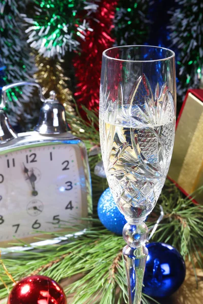 Copa de champán espumoso reloj de vino y caja de regalo en el fondo de Navidad — Foto de Stock