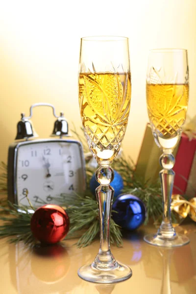 Glas mousserende wijn MMMMMMMMMMM klok en cadeau vak op Kerstmis achtergrond Stockafbeelding