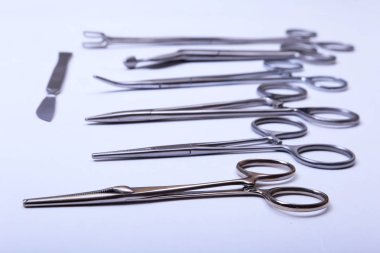 Cerrahi aletler ve neşter, pens cımbız bir masada ameliyat için düzenlenmiş dahil araçları