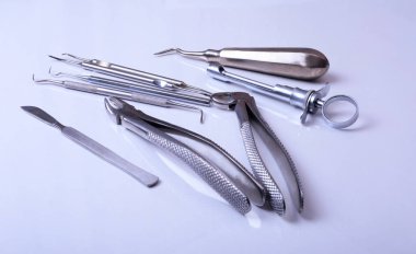 Cerrahi aletler ve neşter, pens cımbız bir masada ameliyat için düzenlenmiş dahil araçları