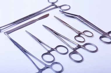 Cerrahi aletler ve neşter, pens cımbız bir masada ameliyat için düzenlenmiş dahil araçları