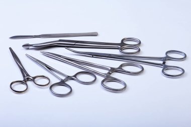 Cerrahi aletler ve neşter, pens cımbız bir masada ameliyat için düzenlenmiş dahil araçları