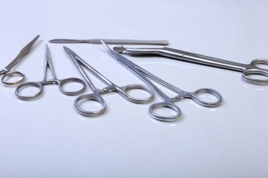 Cerrahi aletler ve neşter, pens cımbız bir masada ameliyat için düzenlenmiş dahil araçları