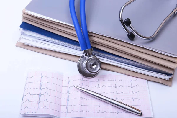 Stethoskop und medizinische Geräte auf hellblauem Hintergrund — Stockfoto