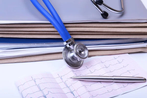 Estetoscópio e equipamentos médicos em um fundo azul claro — Fotografia de Stock