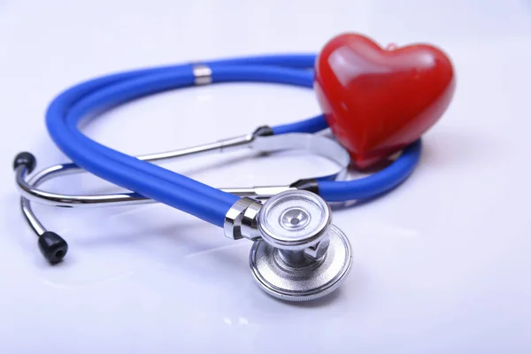 Cardiogramma con stetoscopio e cuore rosso sul tavolo, primo piano — Foto Stock