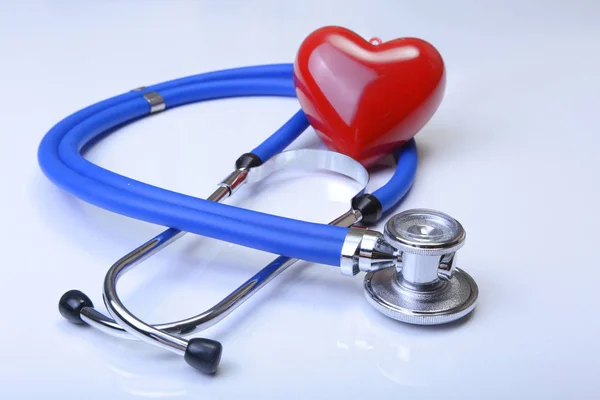 Cardiogramme avec stéthoscope et coeur rouge sur la table, gros plan — Photo