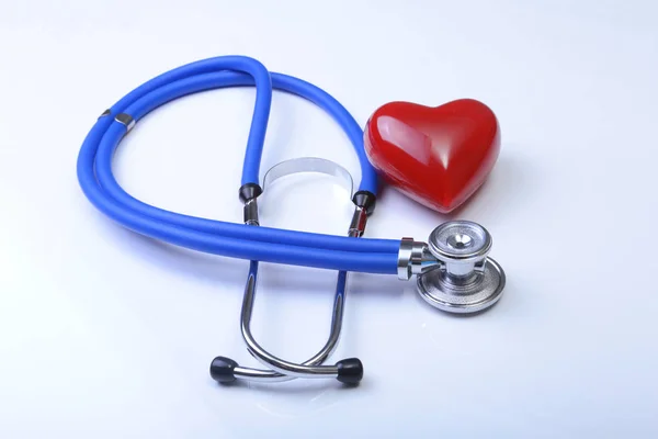 Kardiyogram masada, closeup stetoskop ve kırmızı kalpli — Stok fotoğraf