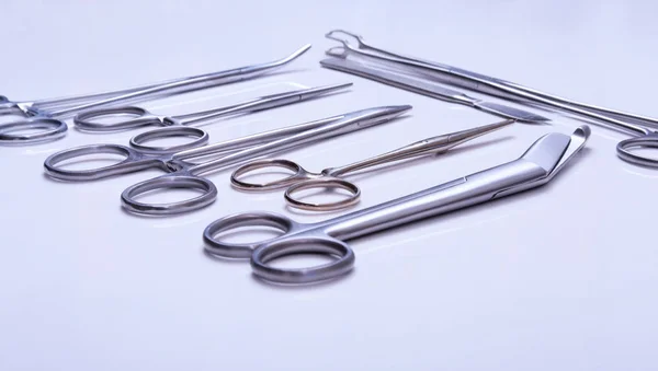 Chirurgische instrumenten en hulpmiddelen met inbegrip van de scalpels, pincet pincet gerangschikt op een tafel voor chirurgie — Stockfoto