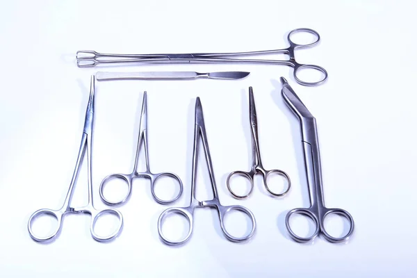 Nástroje včetně skalpely, kleště pinzeta uspořádány na stůl pro chirurgii a chirurgické nástroje — Stock fotografie