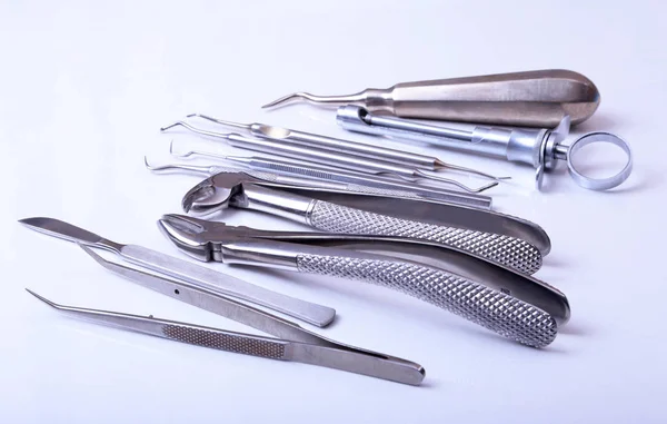 Strumenti e strumenti chirurgici compresi bisturi, pinzette a forcipe disposti su un tavolo per la chirurgia — Foto Stock
