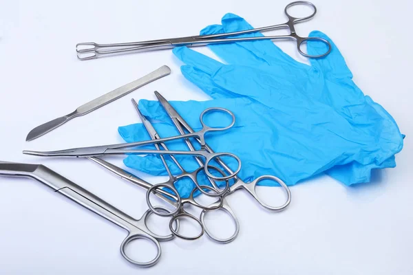 Instrumentos cirúrgicos e ferramentas, incluindo bisturis, pinças de pinça dispostos em uma mesa para cirurgia — Fotografia de Stock