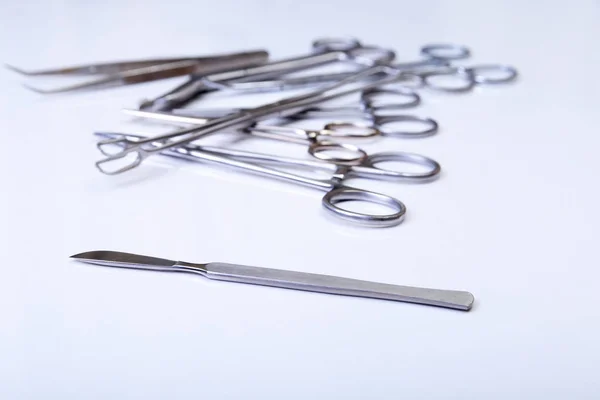 手术器械和工具，包括手术刀、 镊子镊子手术安排在一张桌子上 — 图库照片