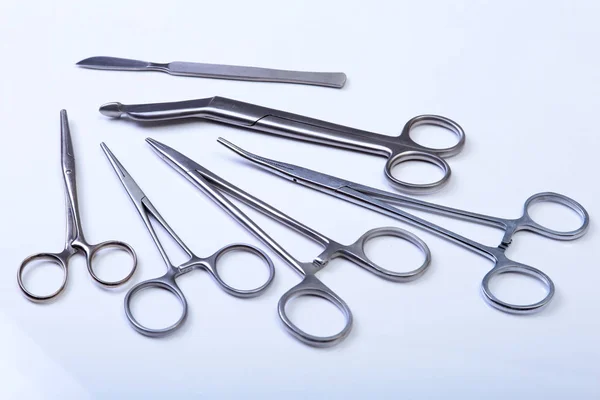 수술 기구 및 도구 scalpels, 수술에 대 한 테이블에 배열 하는 집게 핀셋 등 — 스톡 사진