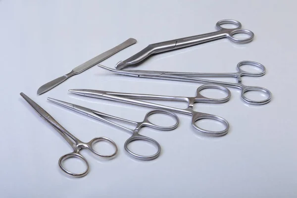 Kirurgiska instrument och verktyg inklusive skalpeller, pincett pincett arrangerade på ett bord för kirurgi — Stockfoto