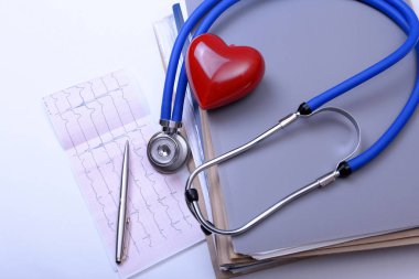 Klasör dosyası ve masanın üstüne stetoskop