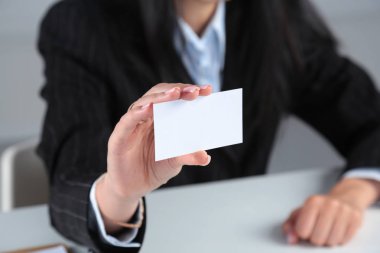 Masada oturan boş ziyaret kart tutan işkadını