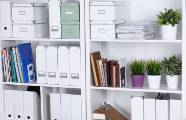 Masalar, sandalyeler ve kütüphaneler ile modern ofis iç