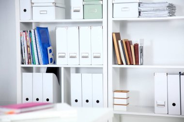 Masalar, sandalyeler ve kütüphaneler ile modern ofis iç