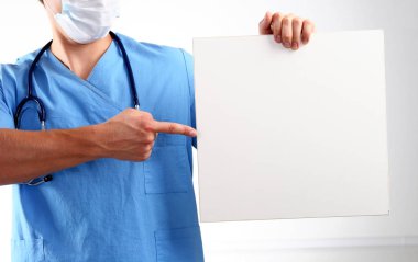 Boş afiş, beyaz arka plan üzerinde ayakta tutan doktor