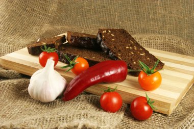Snack malzemeler: ekmek ve sebze ahşap tahta üzerinde