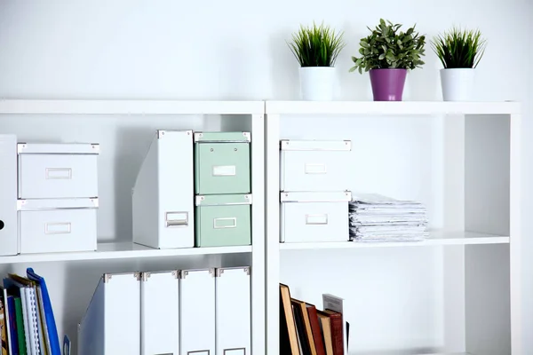 Masalar, sandalyeler ve kütüphaneler ile modern ofis iç