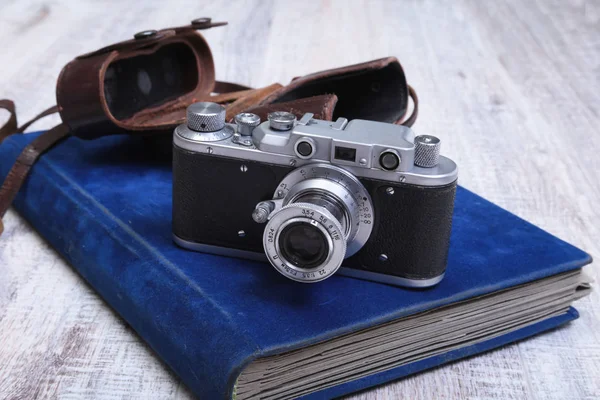 Alte Filmfotokamera in Ledertasche und Album — Stockfoto