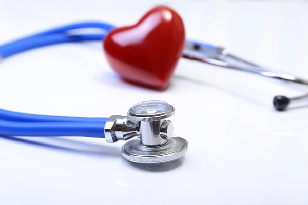 Червоне серце і стетоскоп на білому тлі — стокове фото
