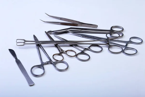 Strumenti chirurgici e strumenti sul tavolo per un intervento chirurgico — Foto Stock
