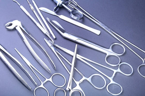 Cerrahi aletler ve araçlar için bir ameliyat masasında — Stok fotoğraf