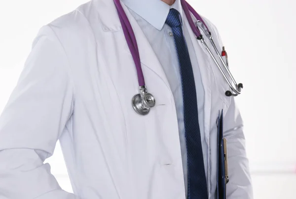 Retrato de um médico com estetoscópio em pé isolado sobre fundo branco — Fotografia de Stock