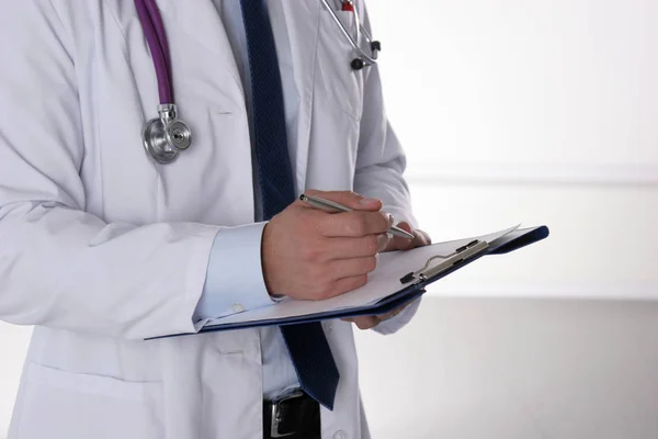 폴더를 들고 서 있는 남자 의사, 흰 배경에 고립되어 있다 — 스톡 사진
